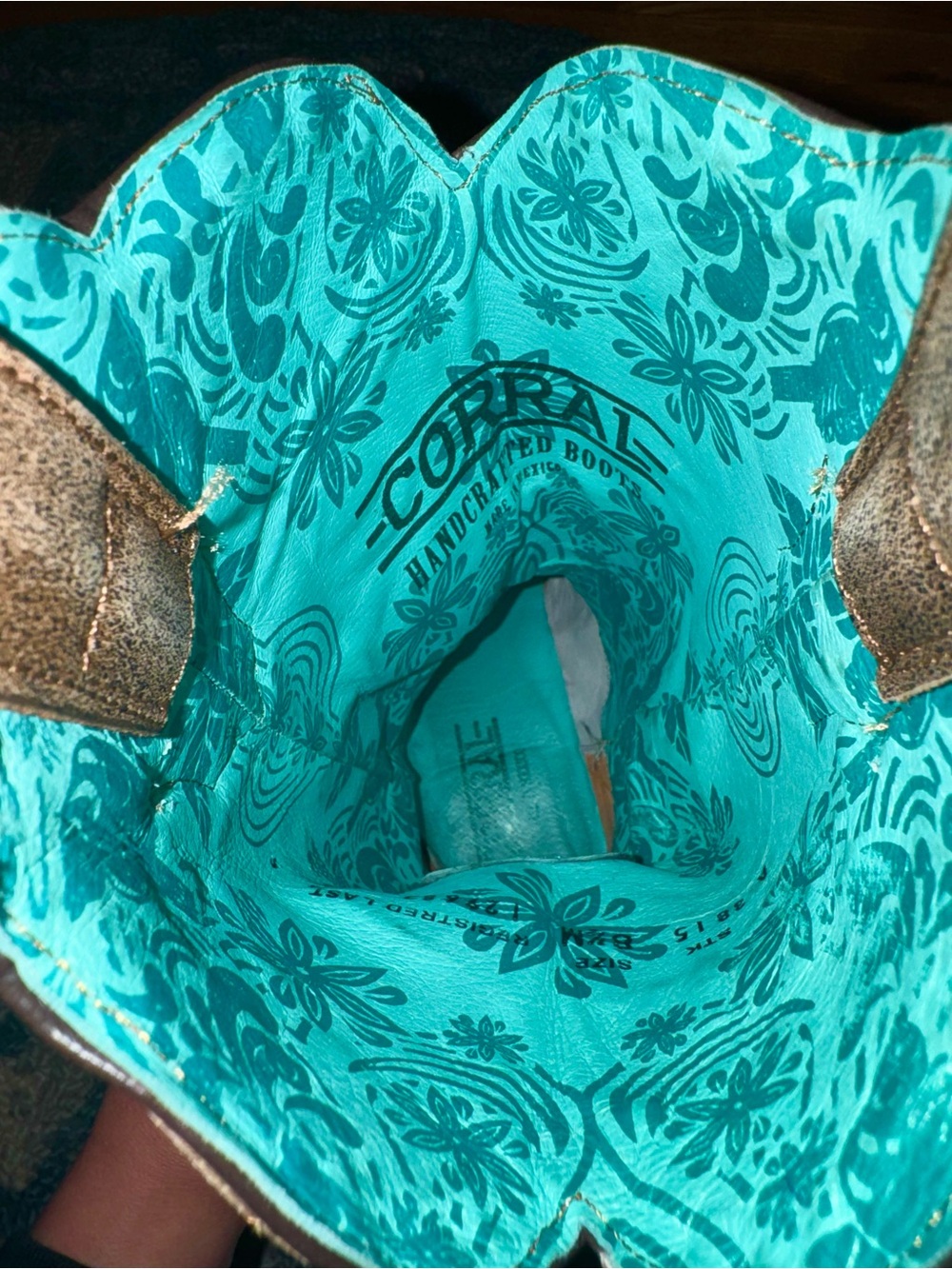 Corral Women’s Brown Barbed Wire Cowboy Boots with Turquoise Lining - Picture 8 of 10